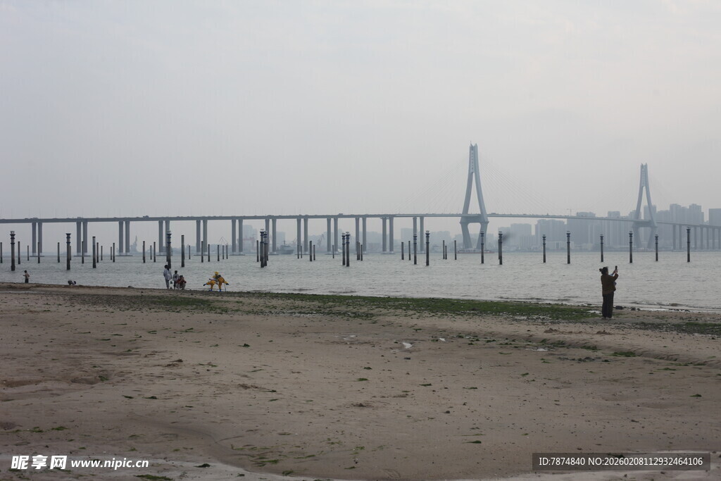 湛江海滨大桥下的休闲场景