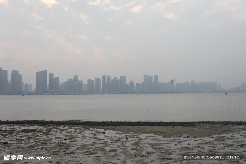 湛江江边城市天际线景观
