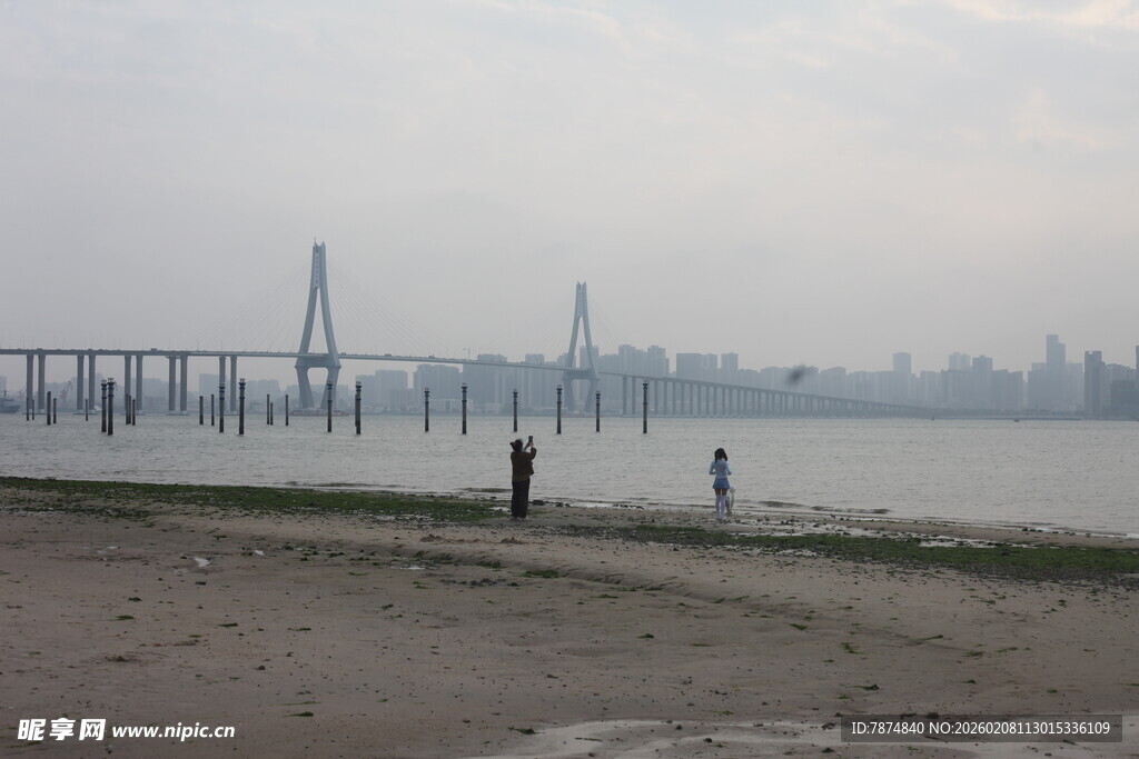 湛江江边大桥下的悠闲场景