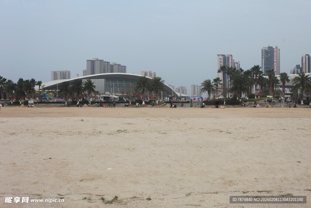 湛江沙滩远景与城市建筑