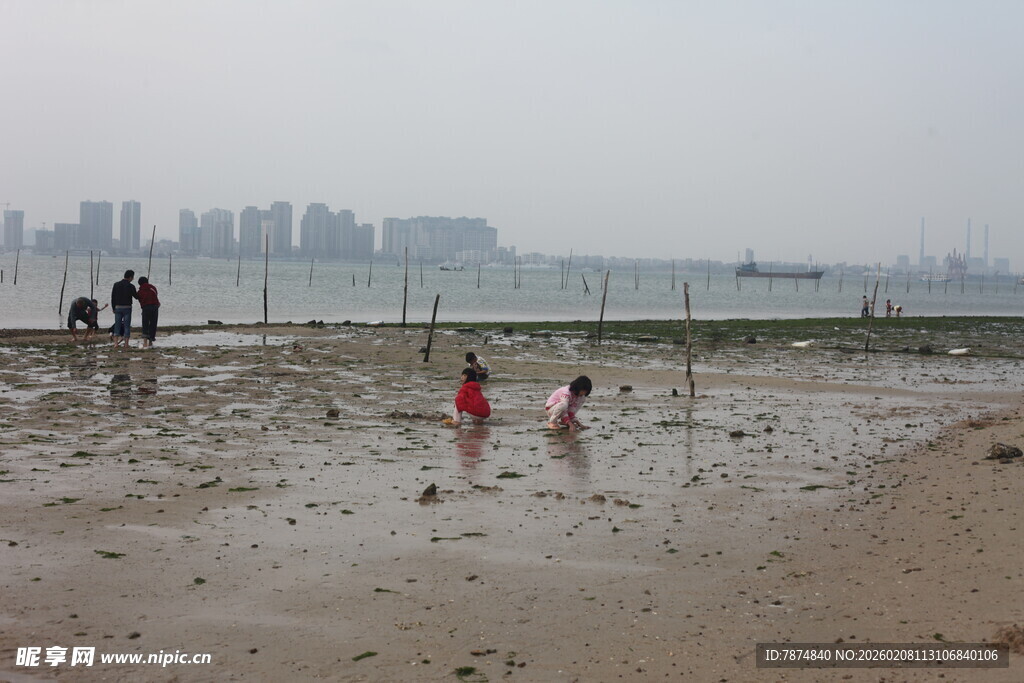 湛江海边孩童嬉戏的欢乐场景