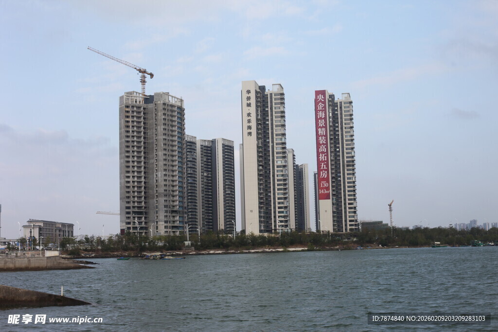 海滨高楼林立的城市景观