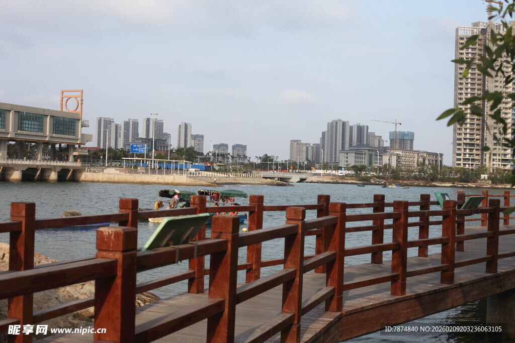 河畔木桥与城市风光