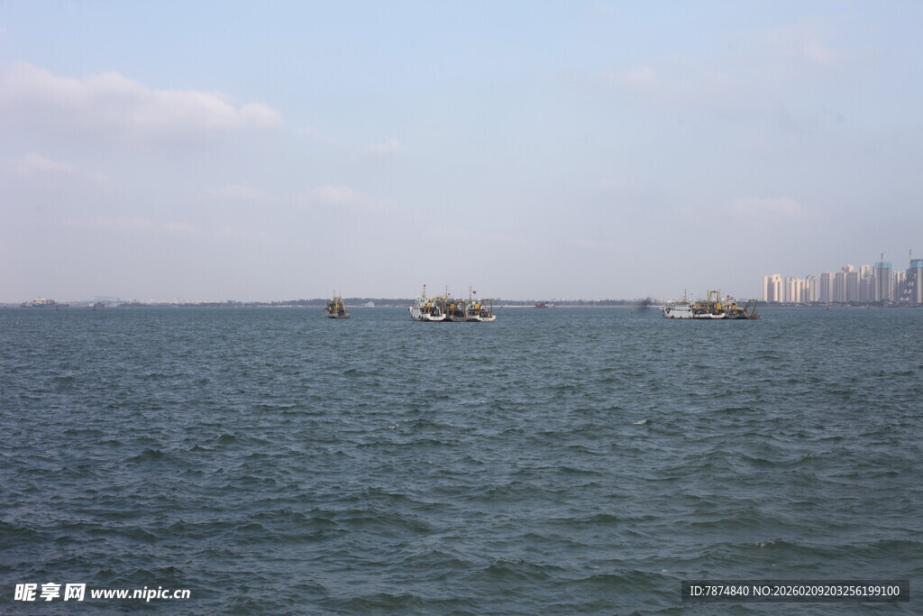 海上船只与远处城市景观