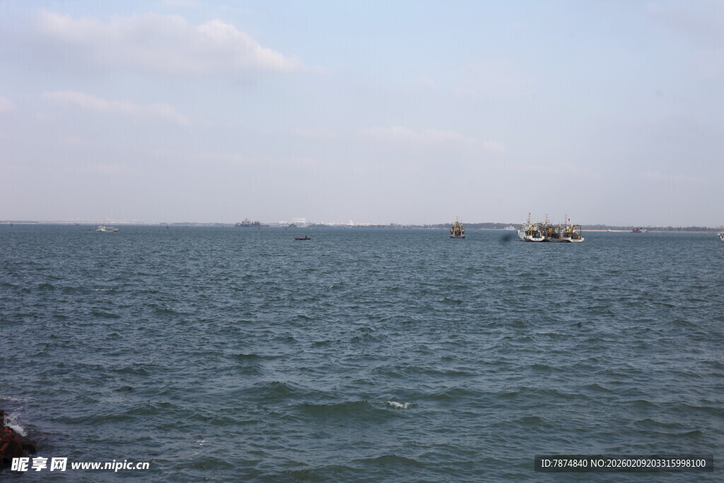 广阔海面的静谧景象