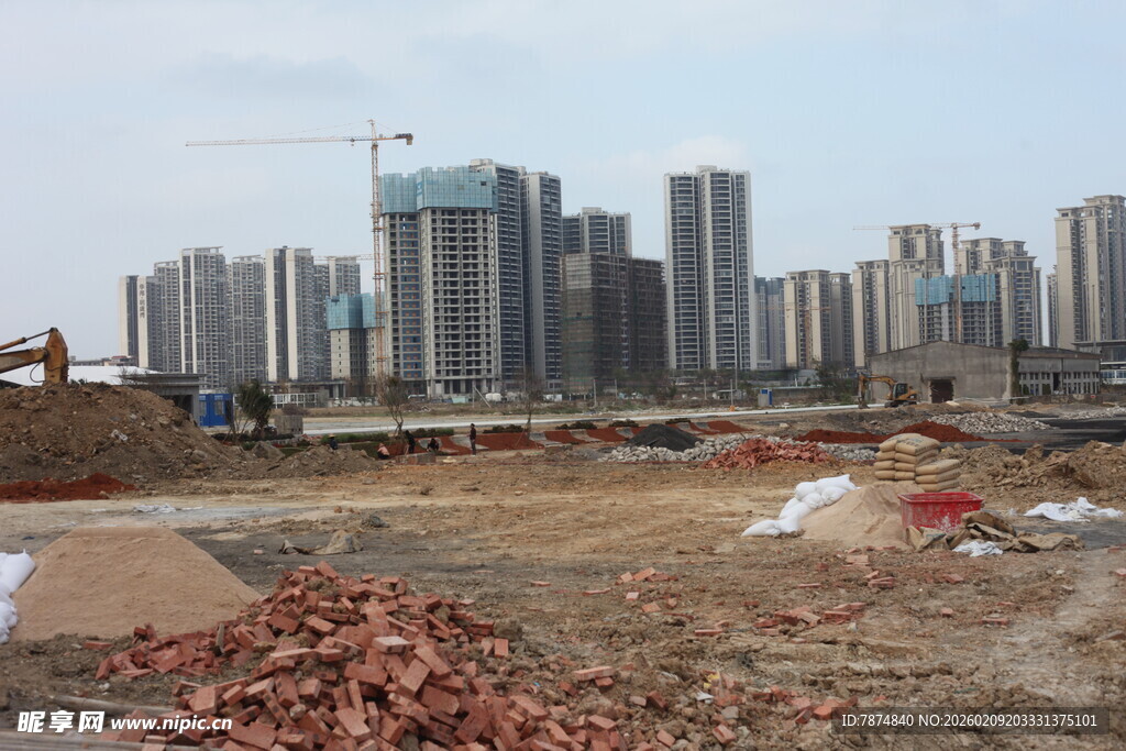 城市建设中的荒地场景