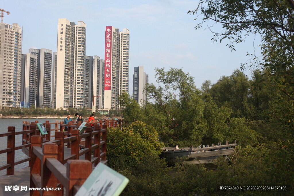 城市河畔高楼与绿植景观