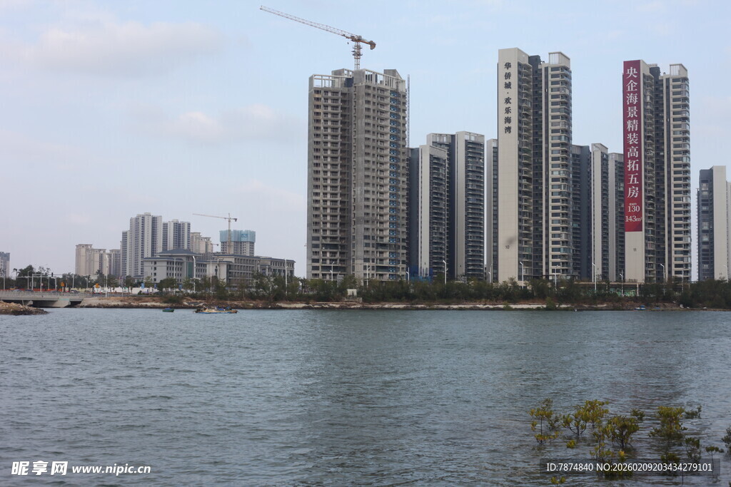 湖畔高楼林立的城市景观