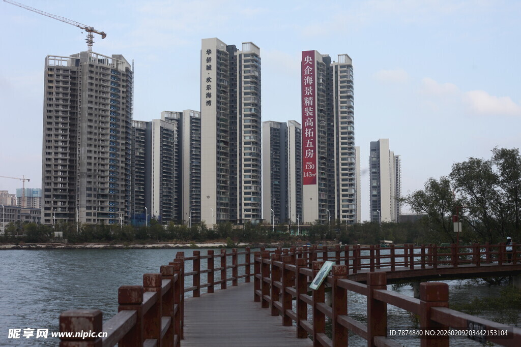 湖畔木栈道旁的高楼景观