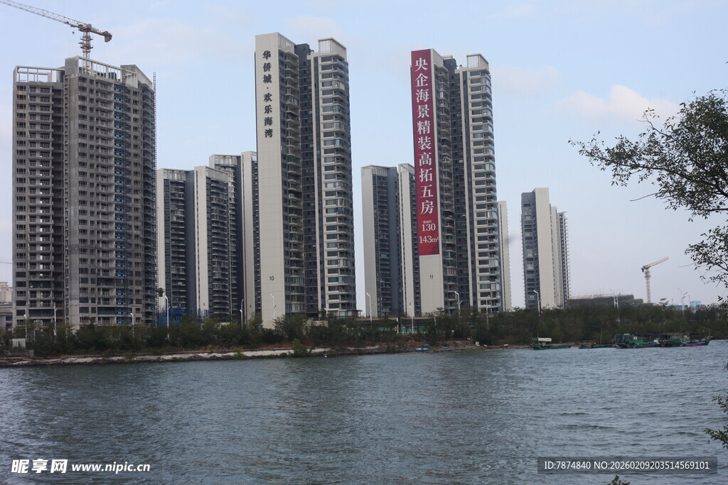 河畔林立的现代高层住宅