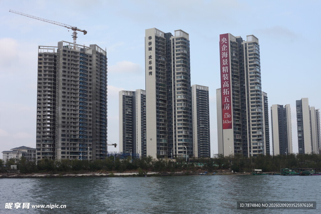 河畔高楼林立的城市景观