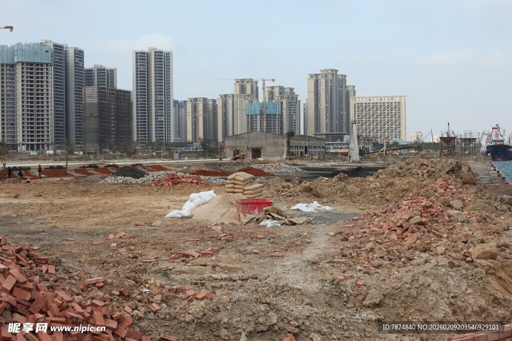 城市建设中的荒地场景