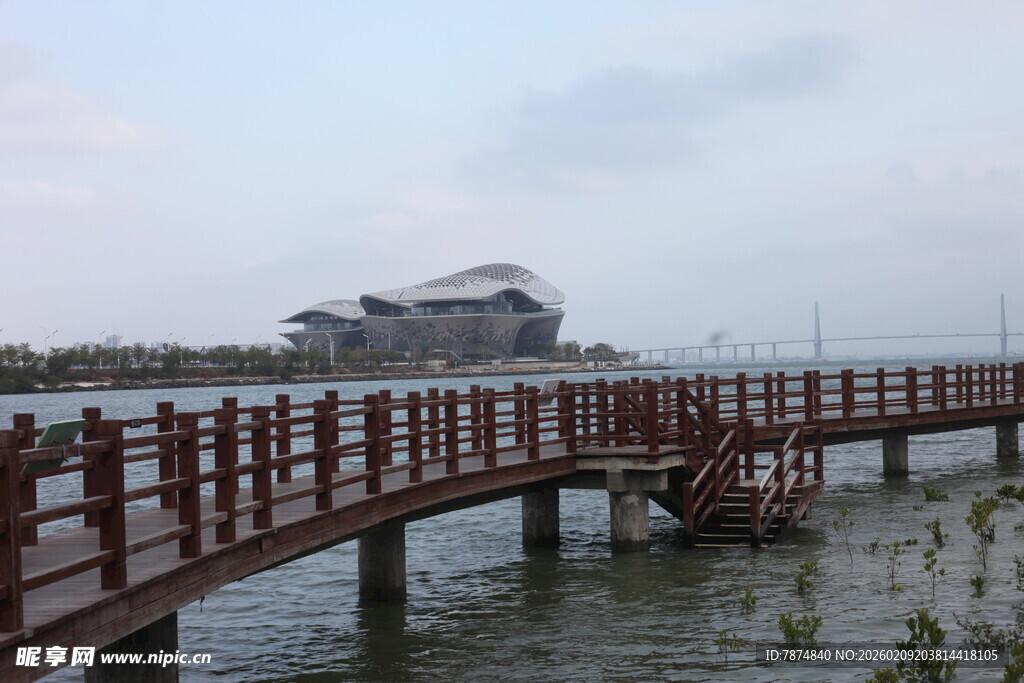 水上栈桥与远处建筑景观