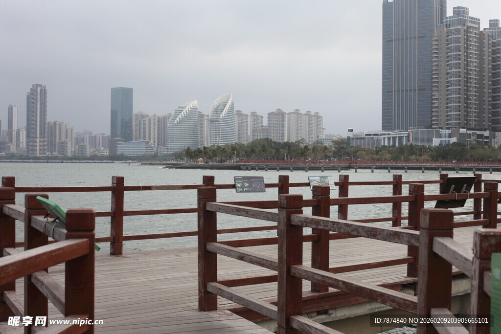 江边木质观景台与城市建筑