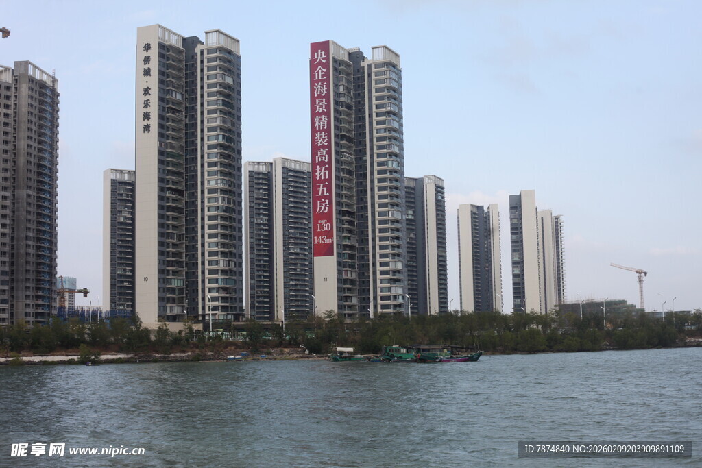 河畔林立的现代高层住宅