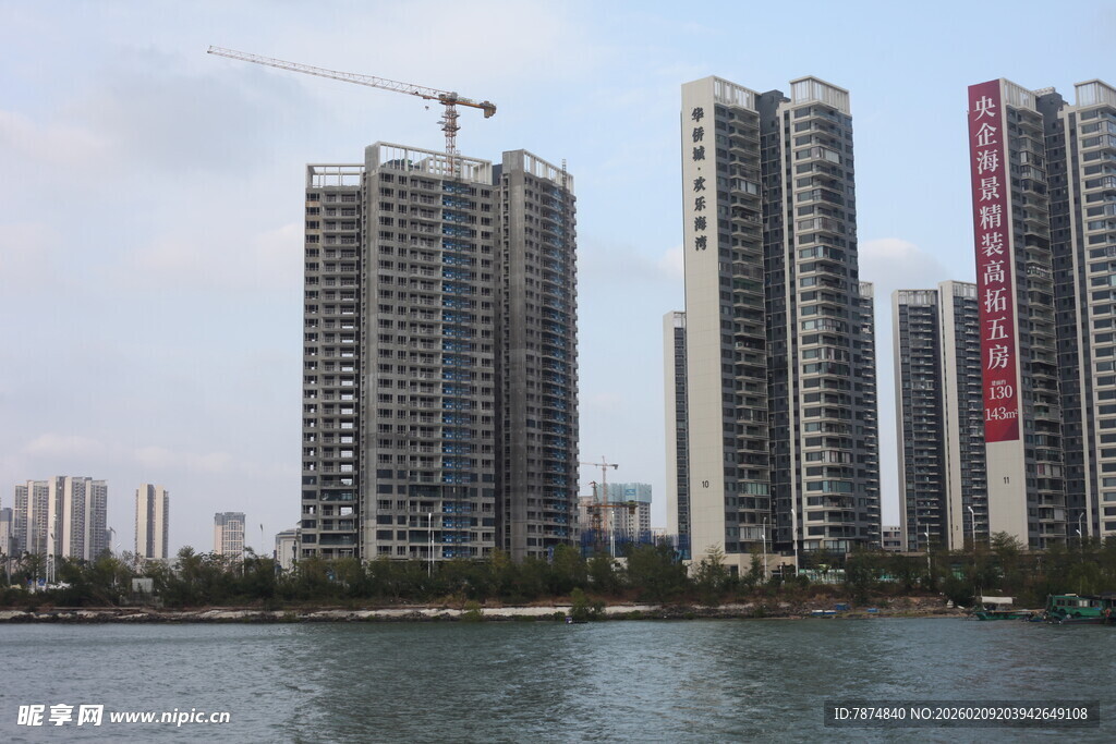 河畔高楼林立的城市景观