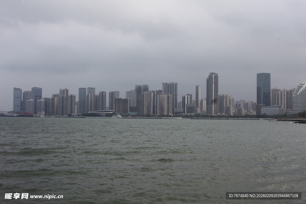 海滨城市天际线景观