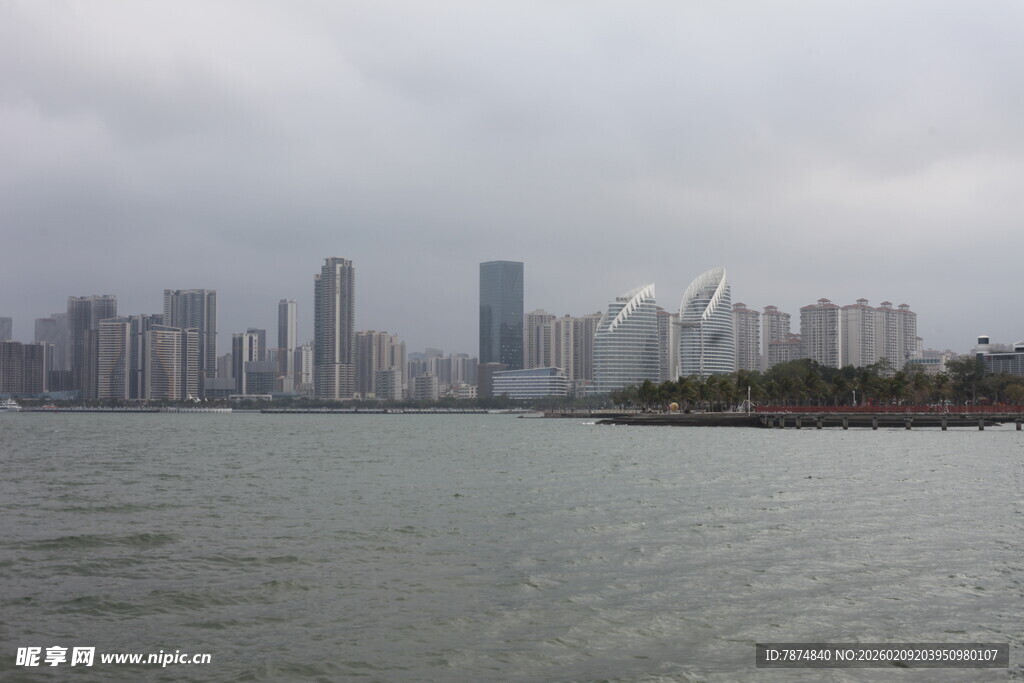 海滨城市天际线景观