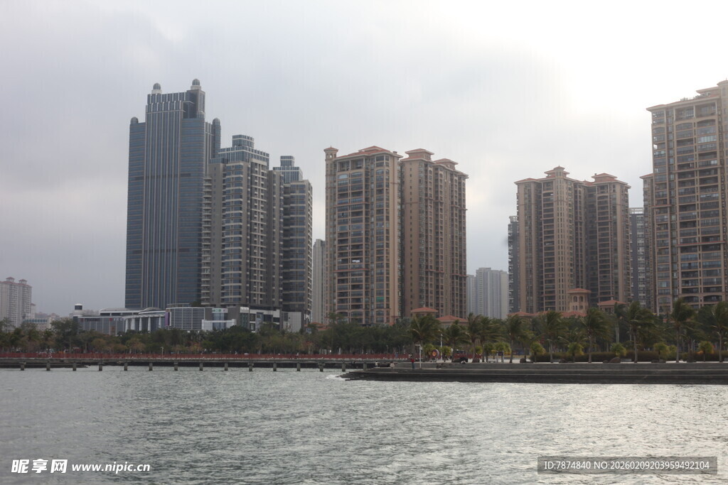河畔高楼林立的城市景观