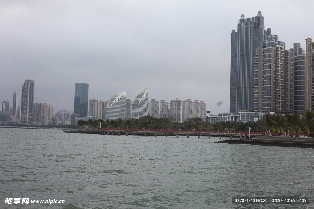 海滨城市高楼与水域景观