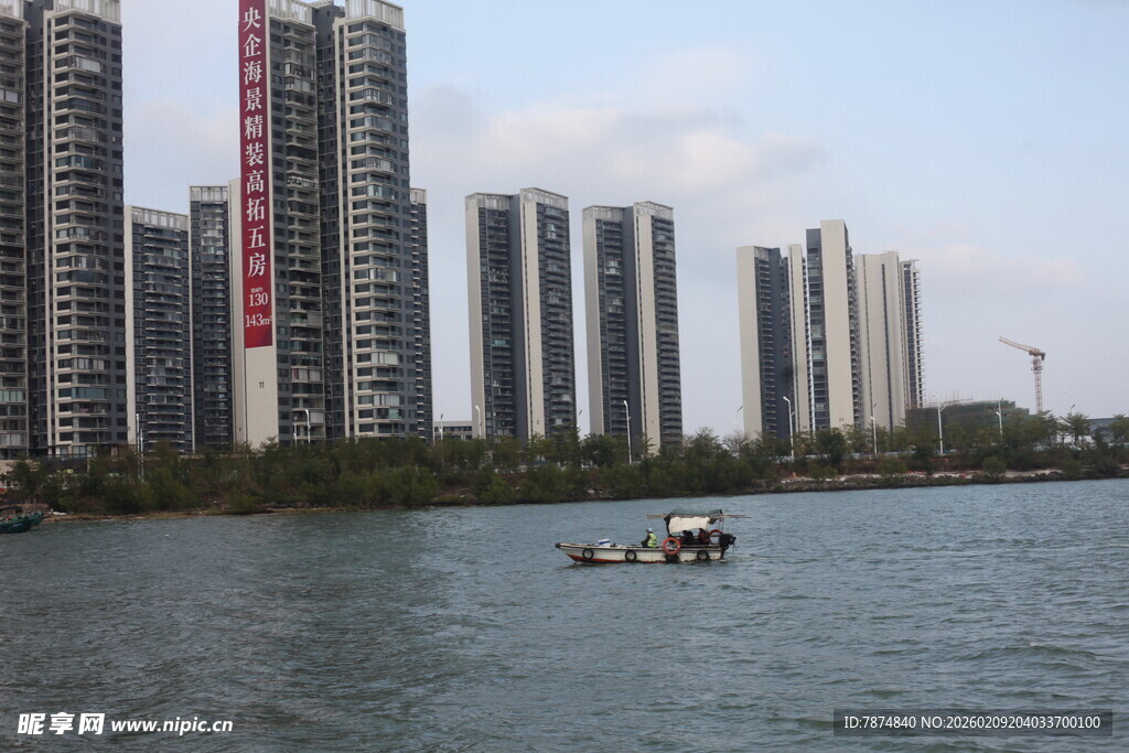 湖畔高楼与泛舟景象