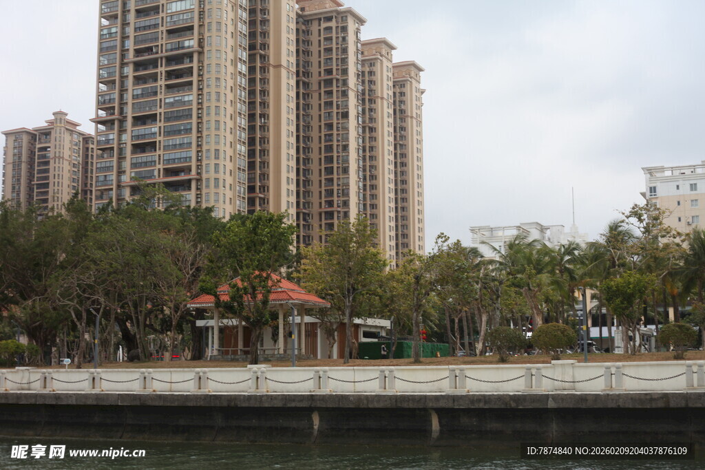 河畔高楼与休闲亭景观