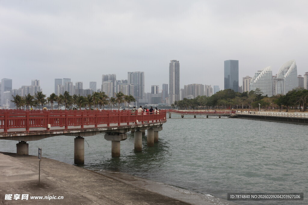 海滨城市红色栈桥风景