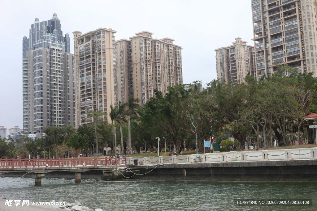 河畔高楼林立的城市景观