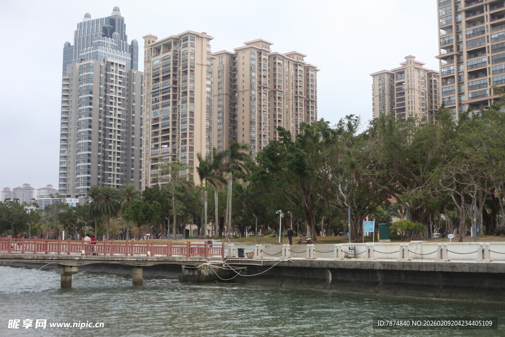 河畔高楼林立的城市景观