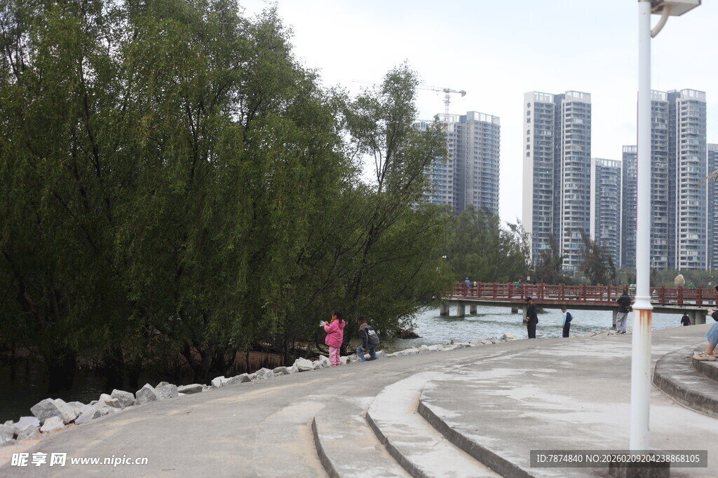 城市河边休闲步道景象