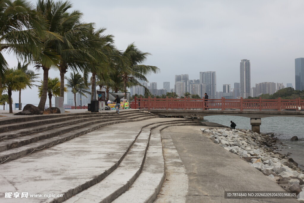 海滨步道与城市天际线景观