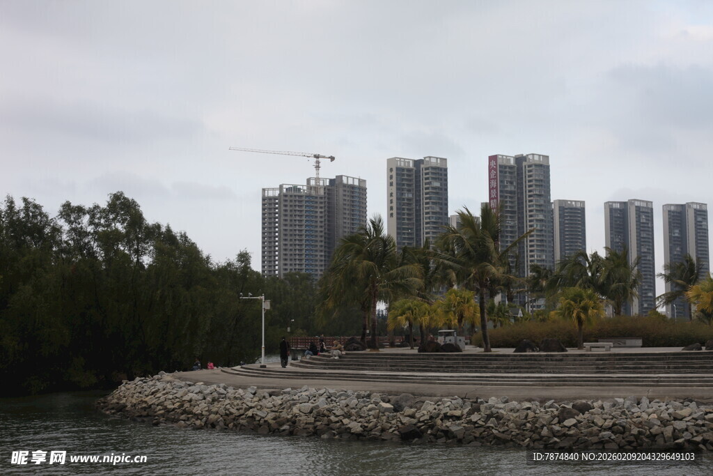 河畔高楼与绿植景观