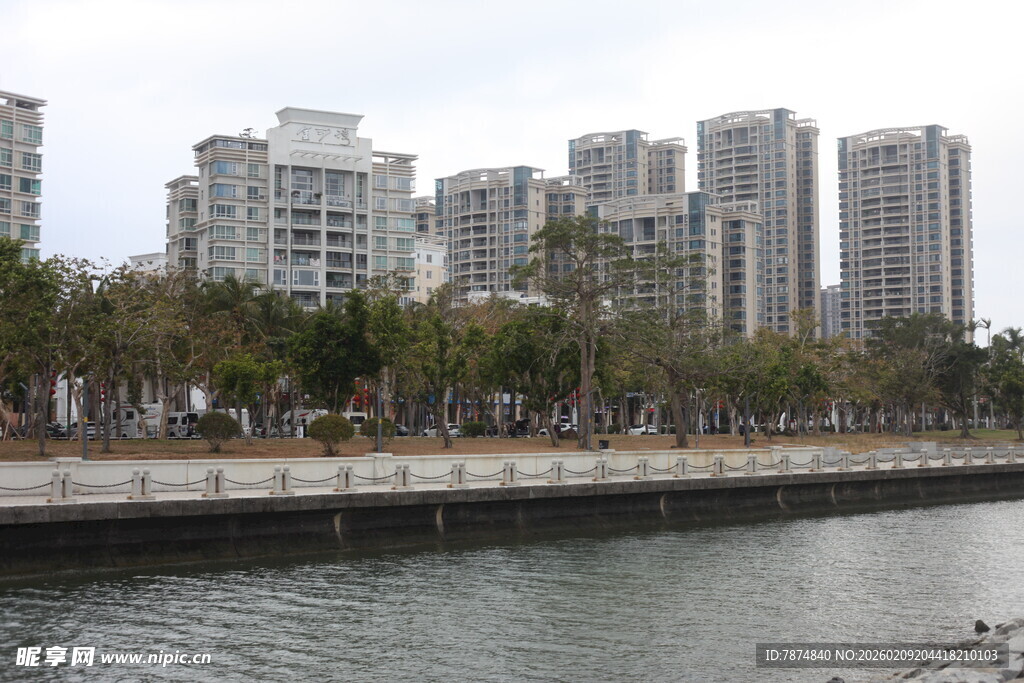 河畔高楼林立的城市景观
