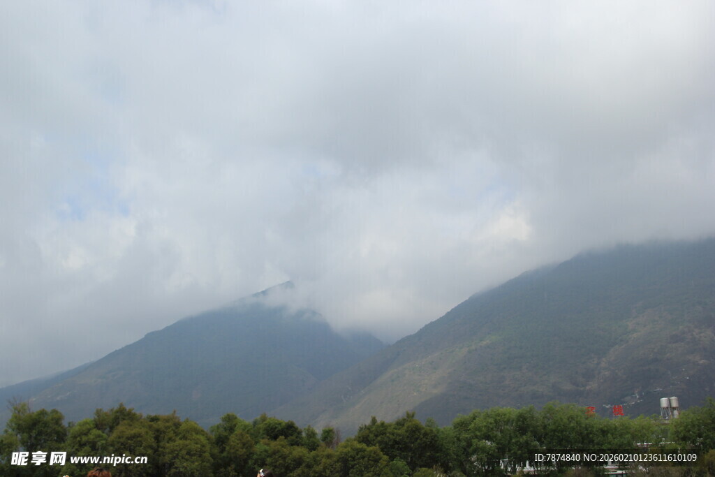 云雾缭绕的山峦景色