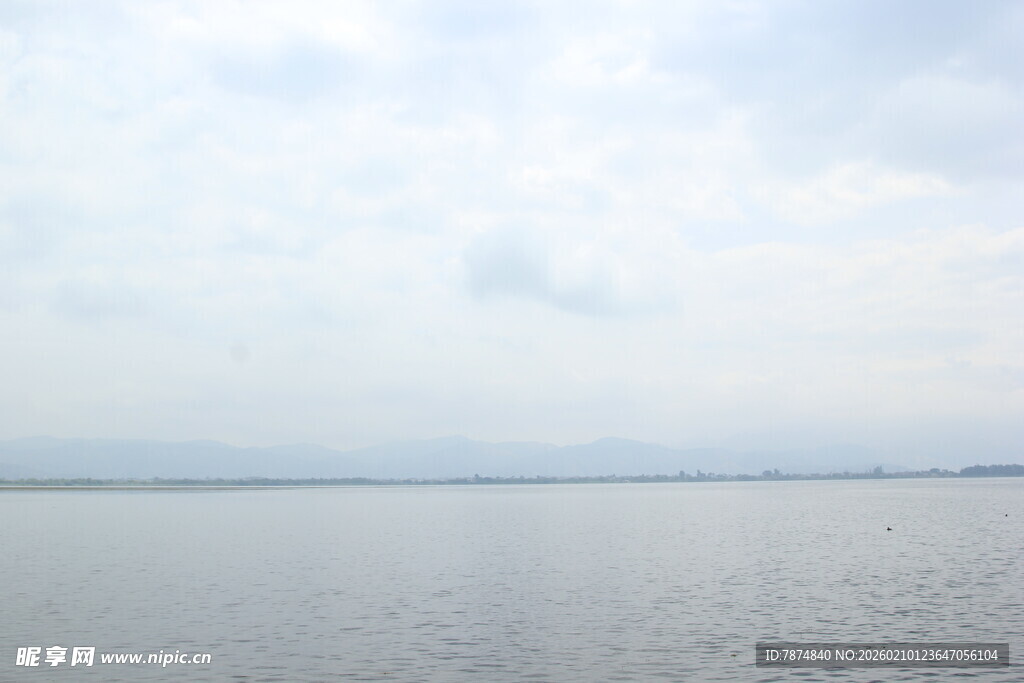 广阔湖面与天空的宁静景象