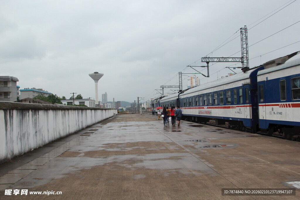 雨中站台的列车