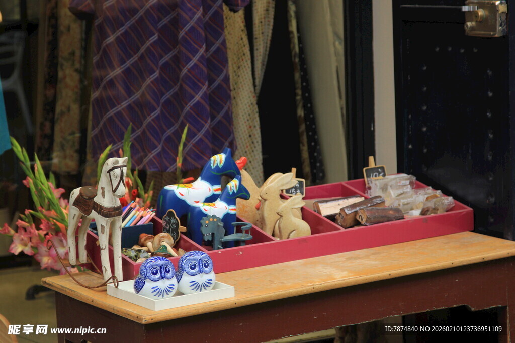 桌上精致手工艺品展示