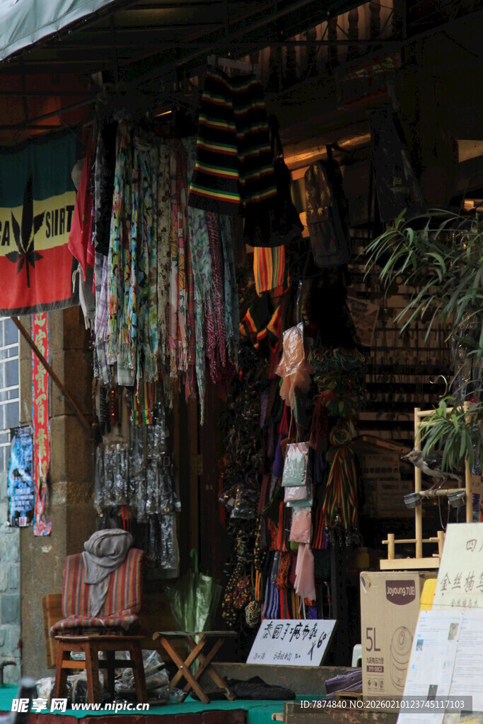 传统服饰店的古朴一角