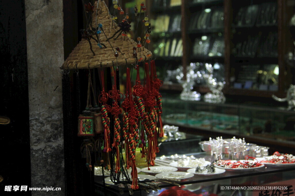 传统饰品摊 多彩挂件陈列