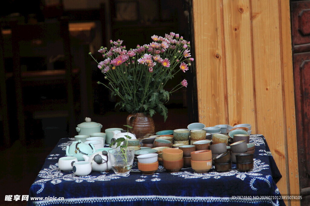 复古风茶具与花卉摆台