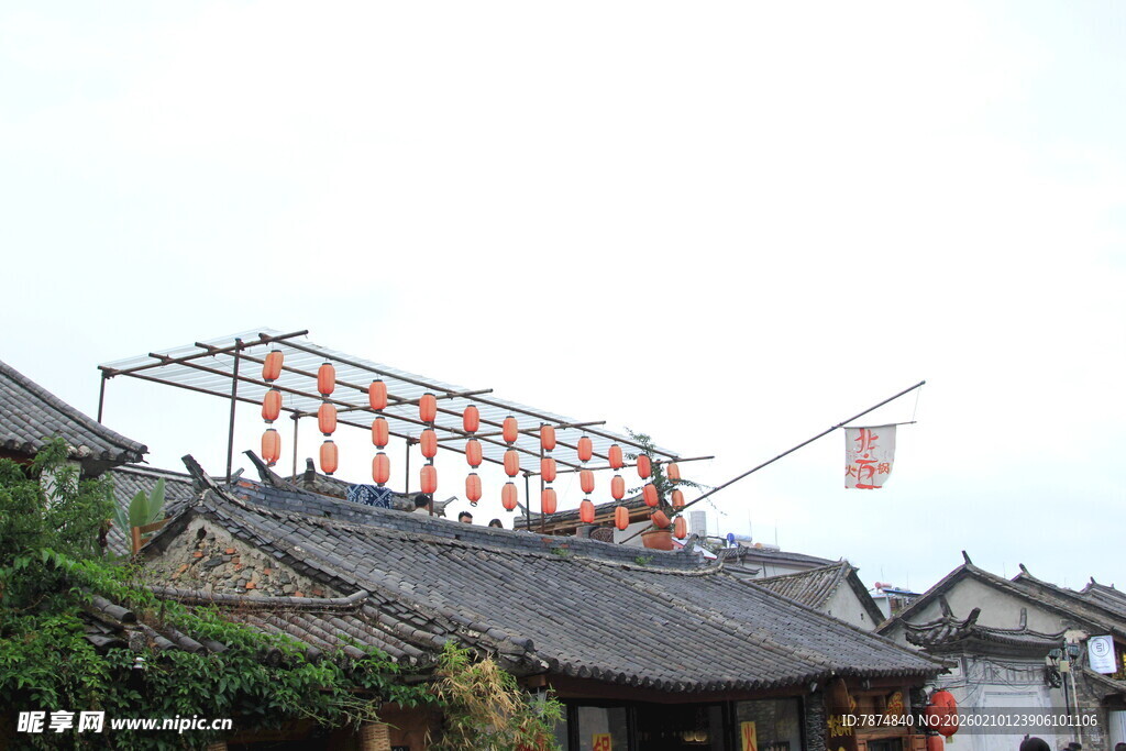 古建上的红色装饰架构