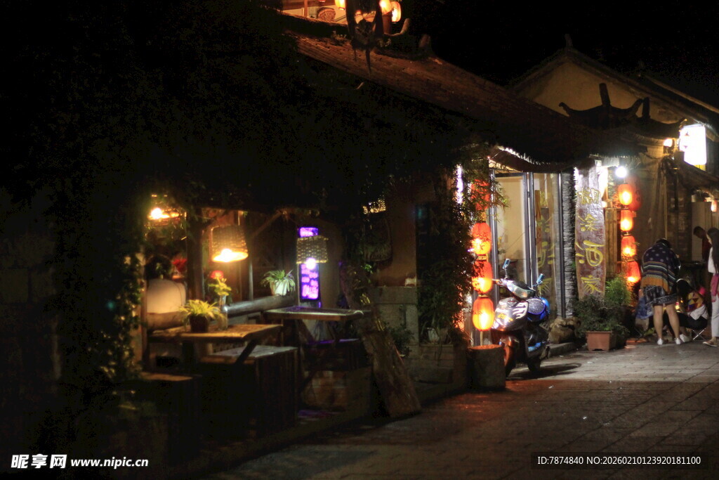 古巷夜景 小店灯光迷人