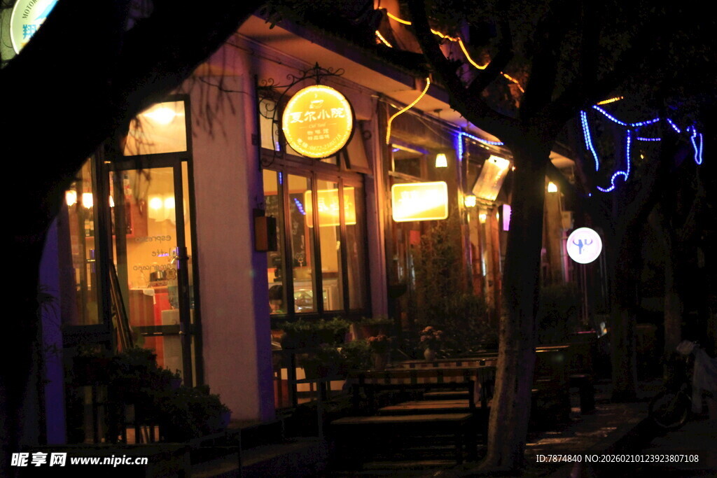 夜晚温馨的街边小店
