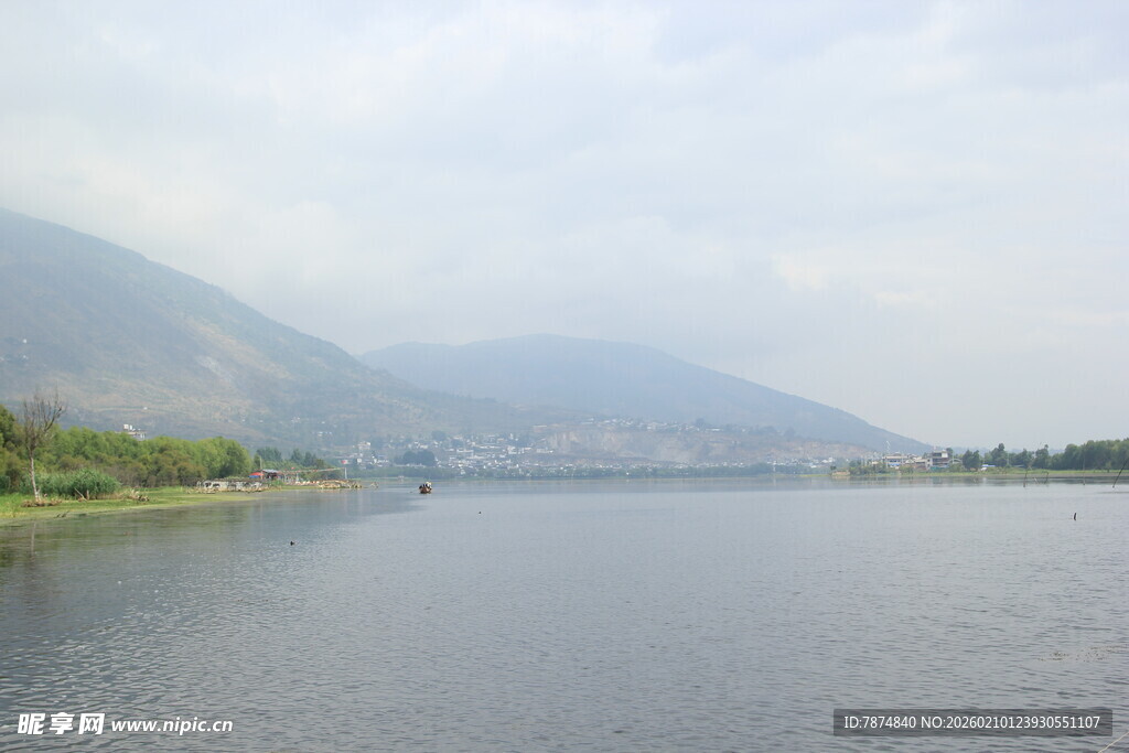 宁静湖畔的山水风光