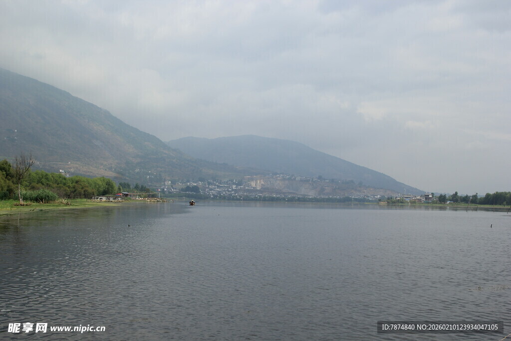 宁静湖畔的山水风光