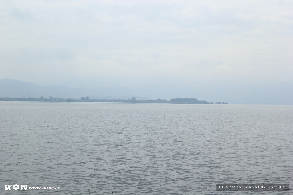 广阔海面与远方天际线