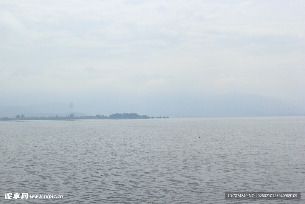 广阔海面与远处岛屿景观