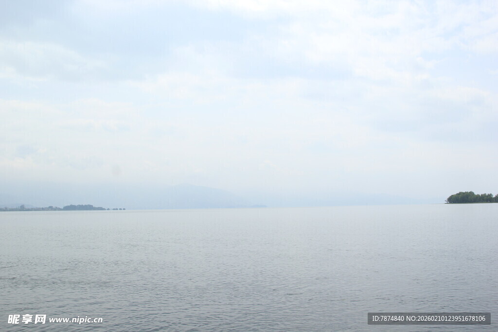广阔湖面与远处岛屿景观