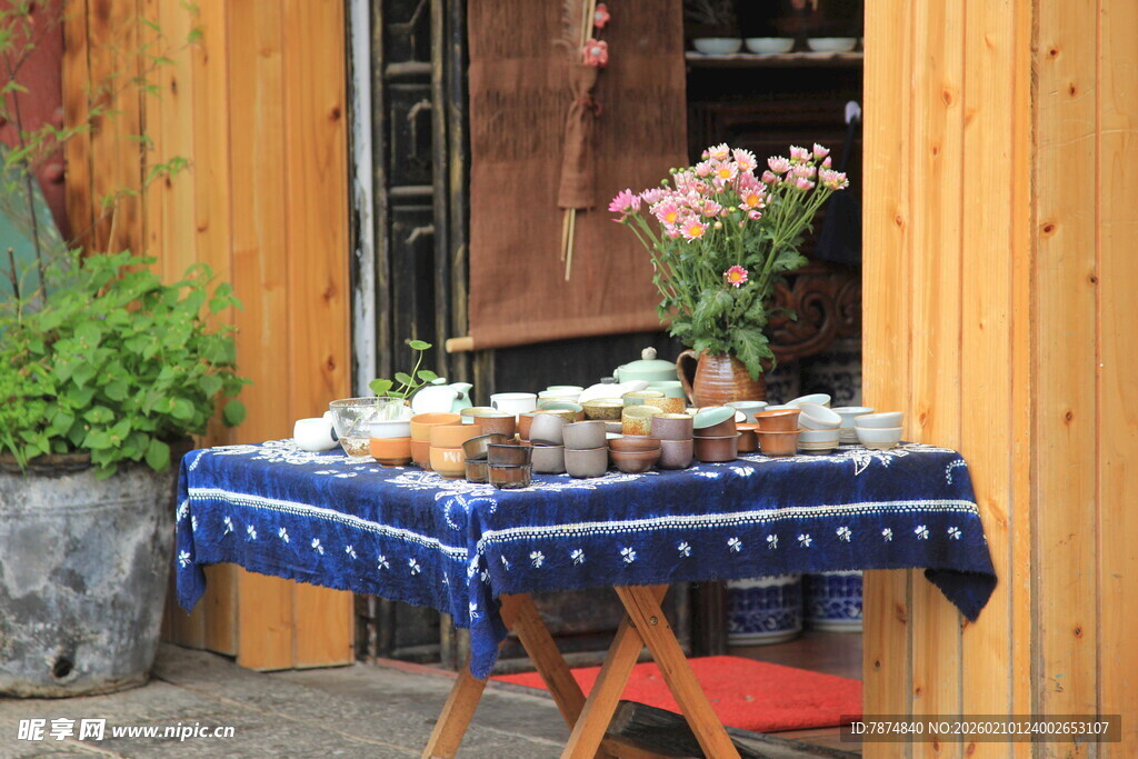 户外木门前的精致野餐桌