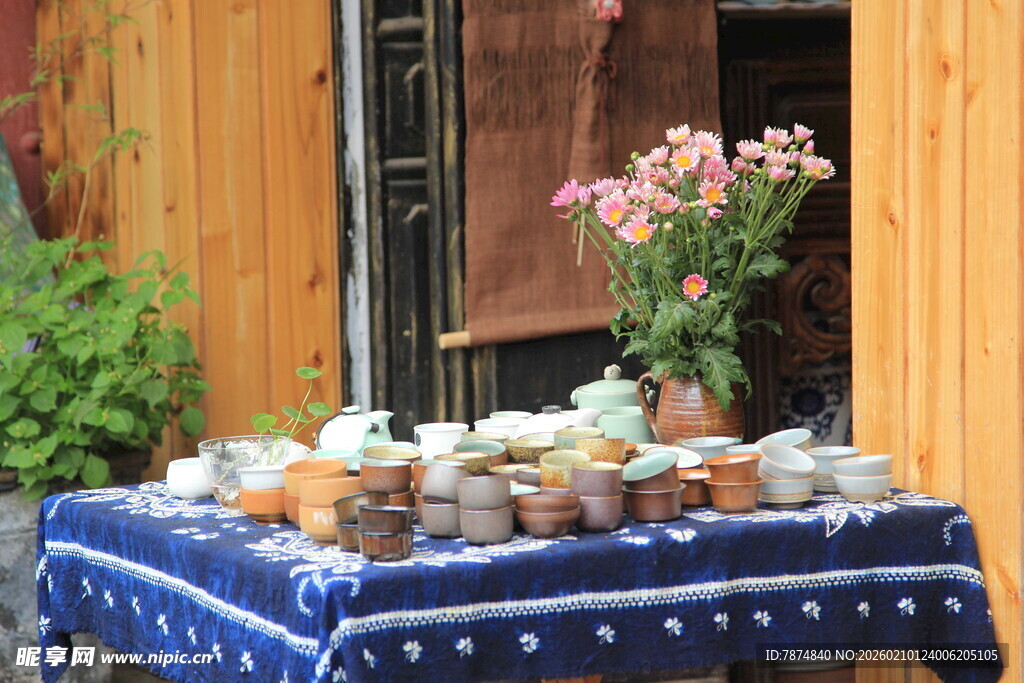 户外精致茶点与花卉布置